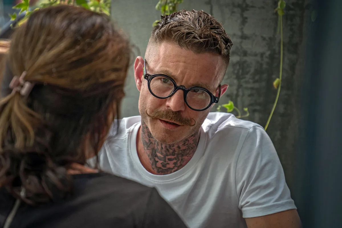 Der Russiker sprach im Interview vom vergangenen Juli bereits über seine geplanten Projekte. (Archiv) Man sieht einen Mann im Gespräch mit einer Frau.